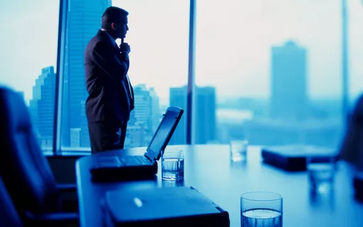 Líder empresarial analisando resultados e processos ao final do ano