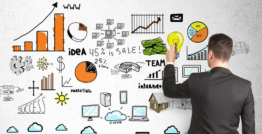 Equipe em reunião de planejamento analisando dados e usando tecnologia para organizar processos empresariais no início do ano.