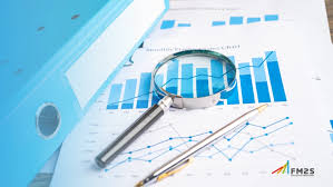 Lupa sobre gráficos financeiros azuis impressos, com linhas e barras indicando análise de dados e desempenho.